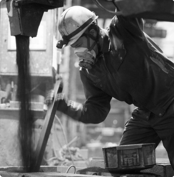 岐阜・岡本の職人が、鋳物を削り仕上げる(写真:AGNI)