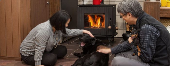 AGNIを囲む家族と犬