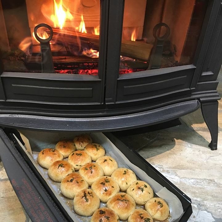 薪ストーブの炎のそばで焼きあがった、ハーブ入りの丸パン