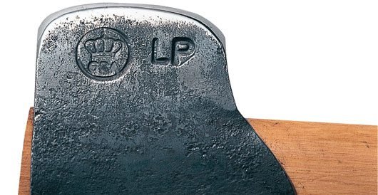 王冠マークと職人のイニシャル「LP」が刻まれた斧頭