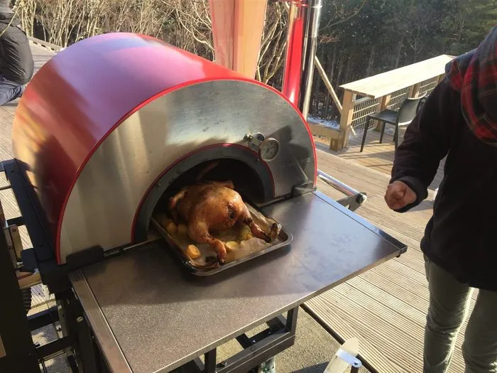 ピザ窯でこんがり焼いた丸鶏