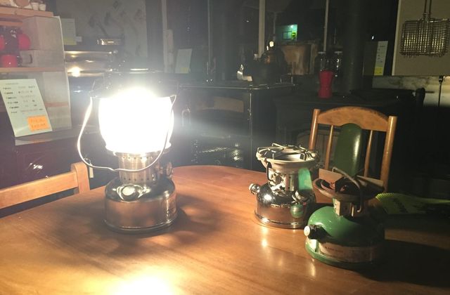 夜の工房で灯るコールマンのランタン