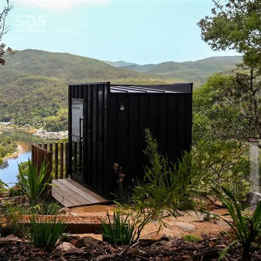 森の中に建つ黒い外壁のサウナ小屋