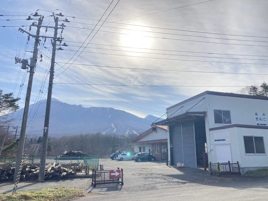 岩手山を望む八幡平の薪販売店(D'STYLEの薪土場)
