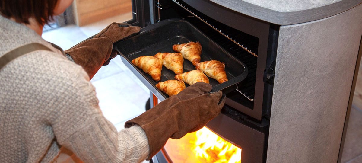 HETA ロギのオーブンでクロワッサンを焼く(写真:HETA)