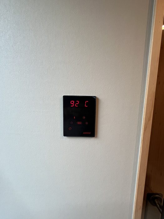 当社施工:サウナ室の外の壁に付けたコントロールパネル。表示は92℃