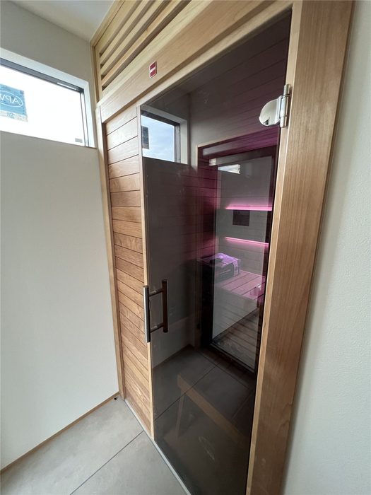 当社施工:廊下に納めた自宅サウナのガラス扉