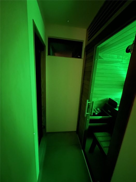 当社施工:グリーンのLEDが灯る自宅サウナ