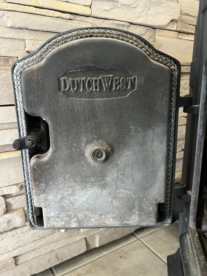 DUTCHWEST の鋳出し銘板が入った扉