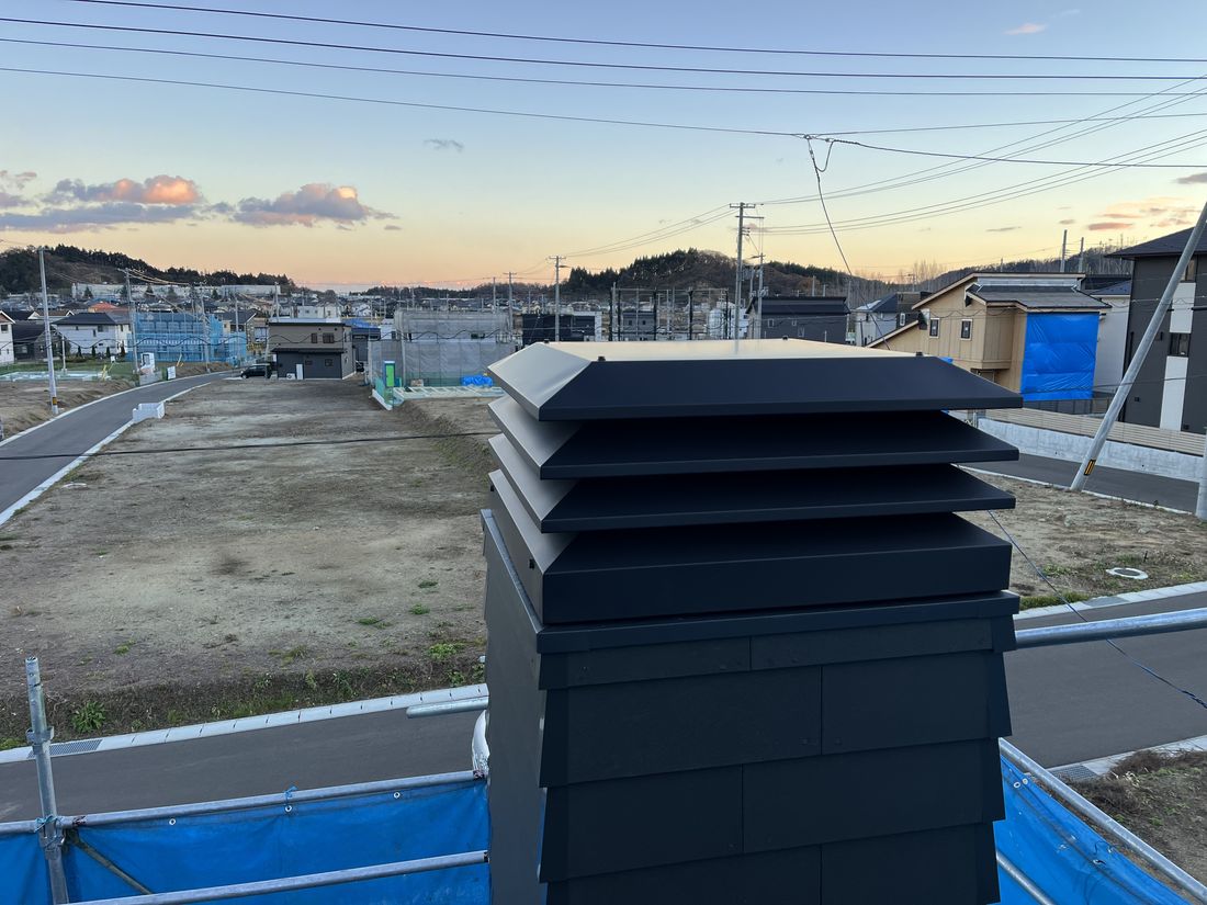 屋根上の角トップと、広がる街並み・夕景（宮城県名取市）