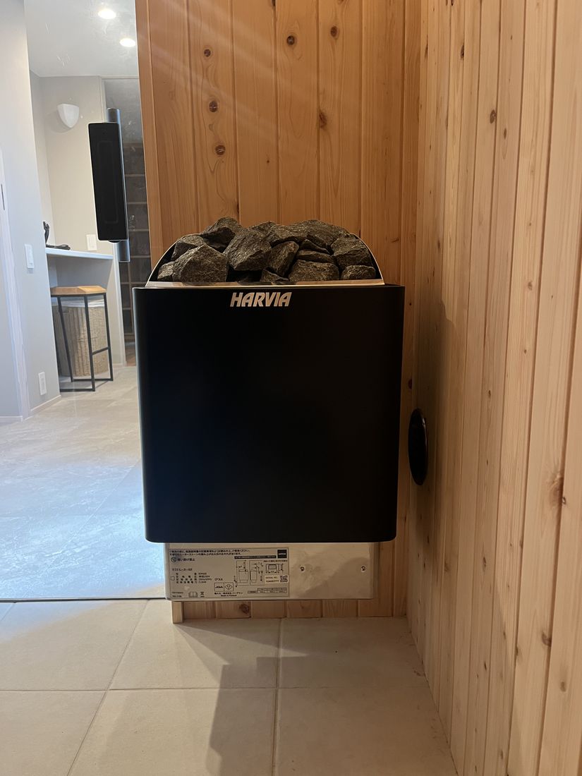 ストーンを積んだハルビア KIP60Eヒーター（岩手県雫石町）