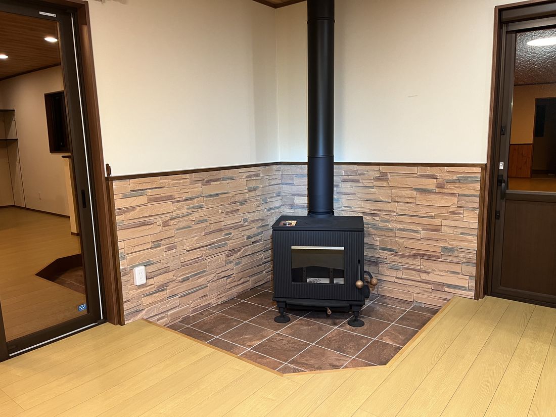 石積み風の壁を背にした岡本 AGNI-CC（岩手県八幡平市）