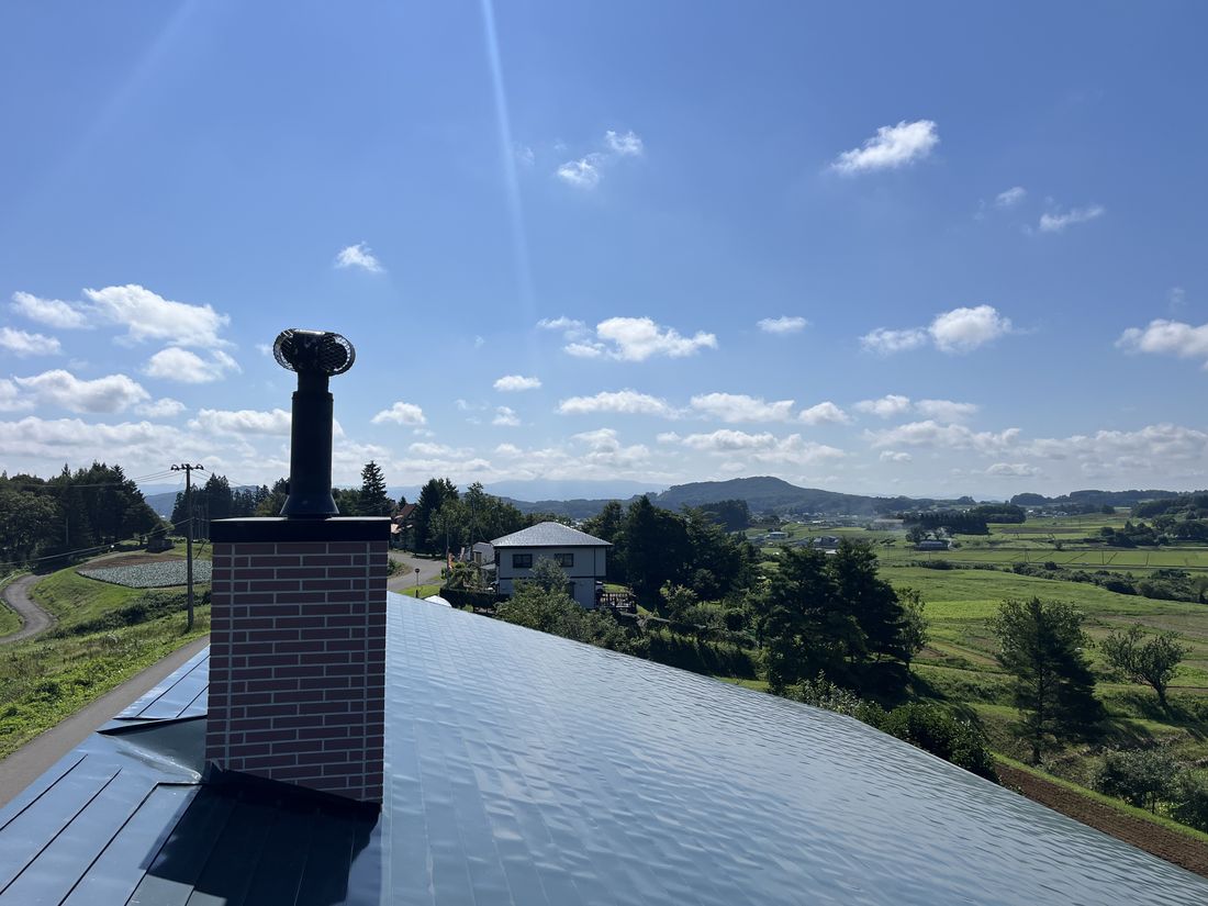屋根上の角トップと、八幡平の青空（岩手県八幡平市）