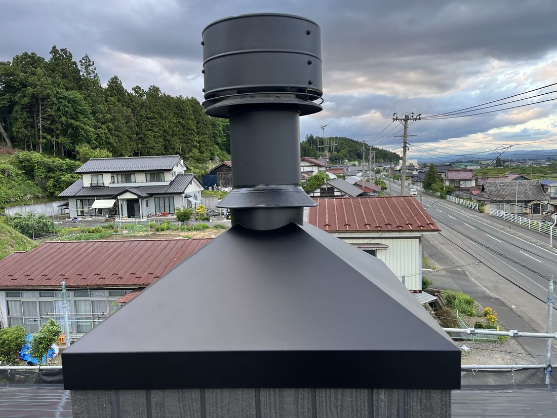 屋根上に設置した特注チムニーカバー（岩手県奥州市水沢）