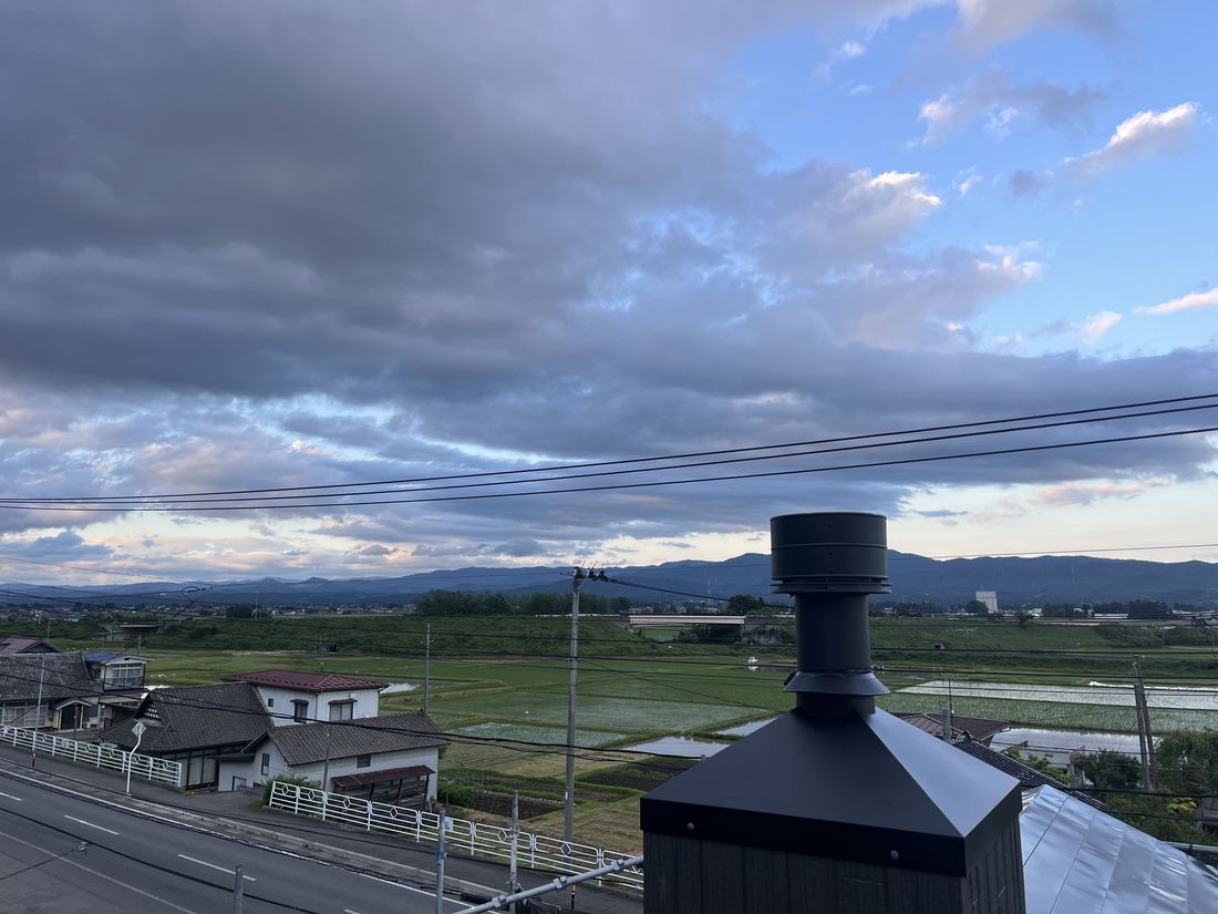 水沢の景色に立つチムニーカバー