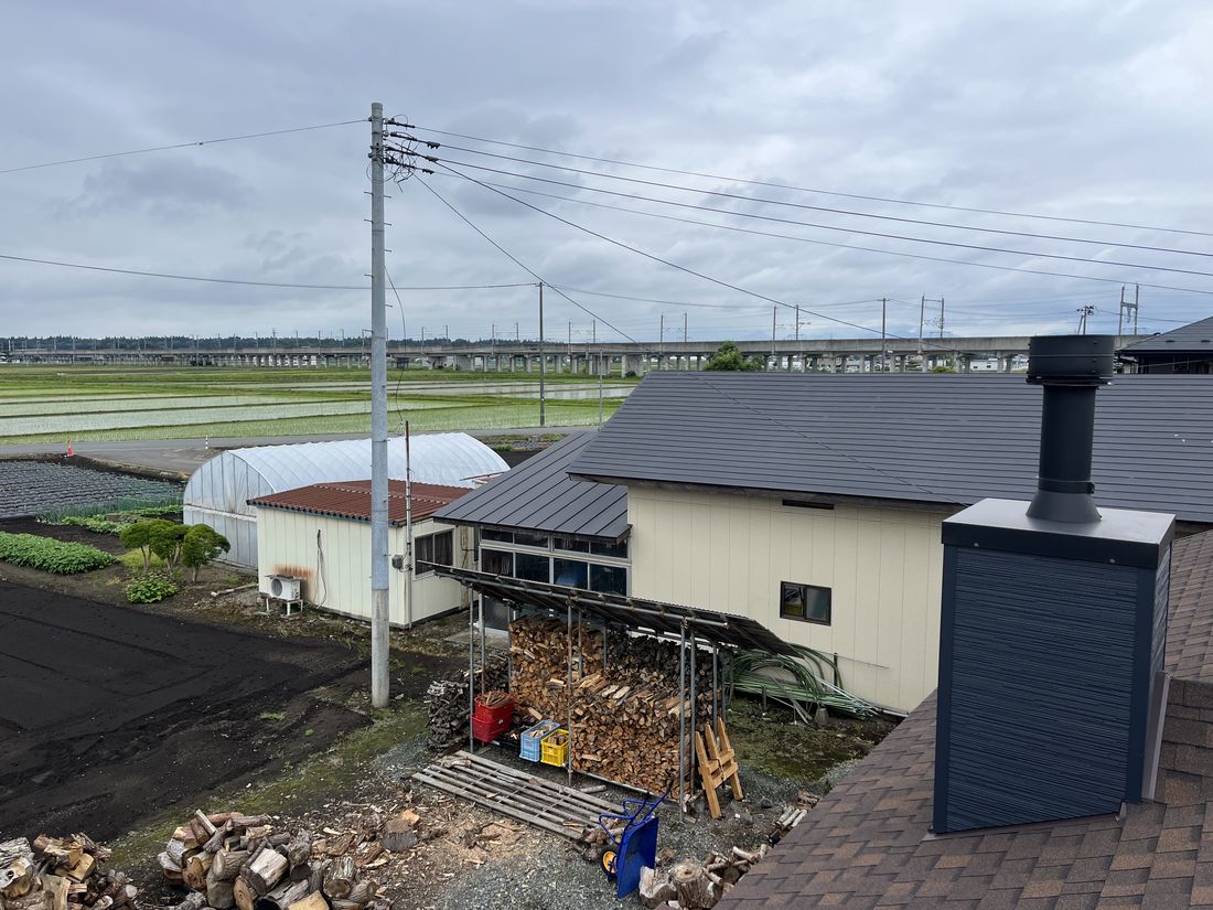 屋根上の角トップと、北上の田園風景（岩手県北上市）