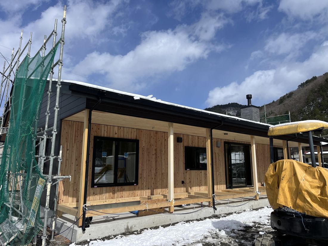 雪の中に建つ新築の住宅