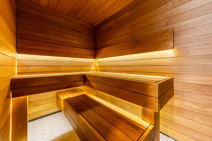 サーモアスペンのベンチと間接照明（写真：Thermory）