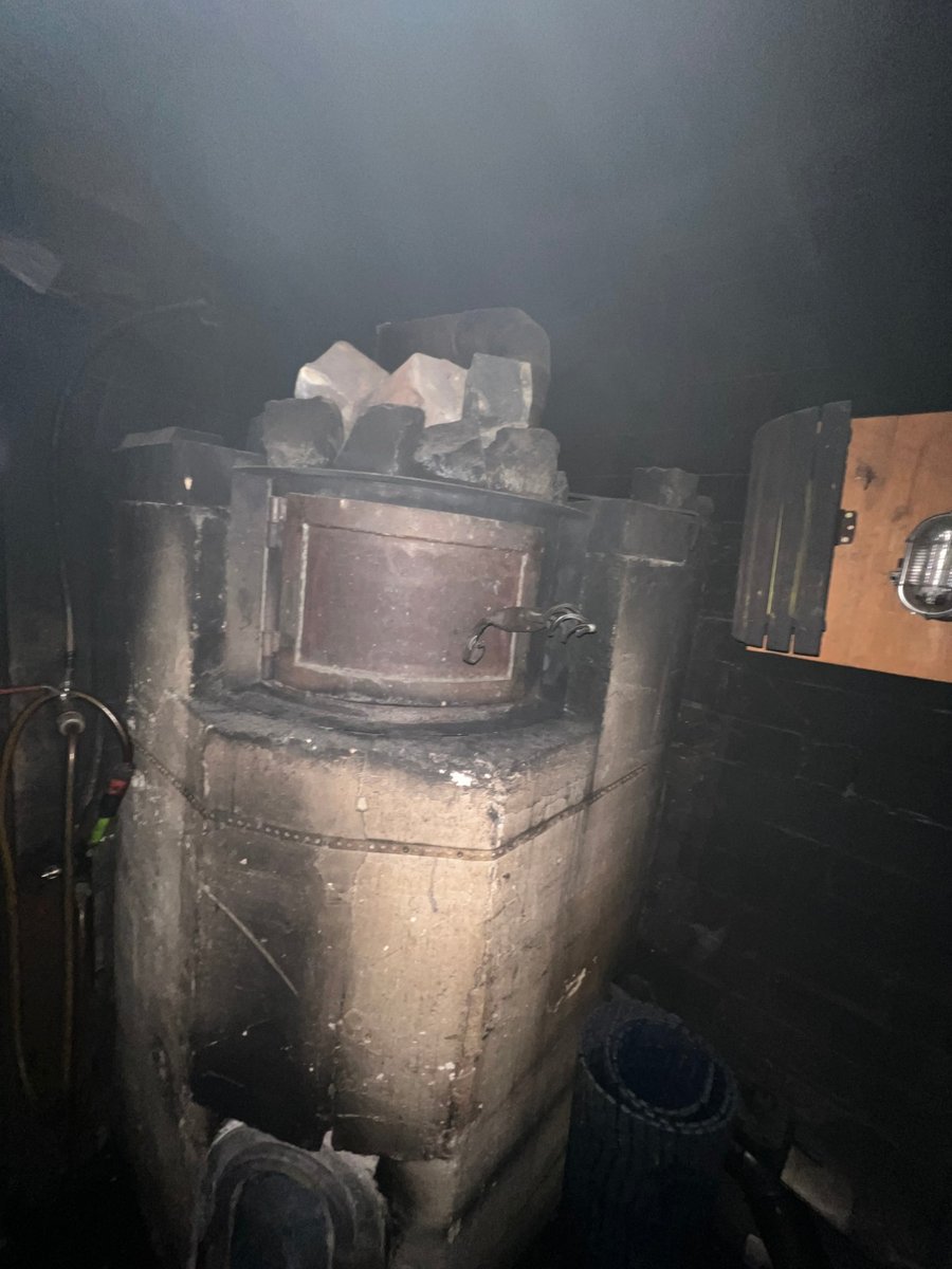 石を積んだ蓄熱式のスモークストーブ