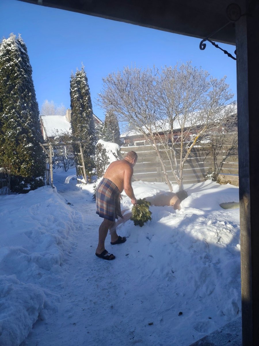 火照った身体のままマイナス18℃の雪へダイブする外気浴