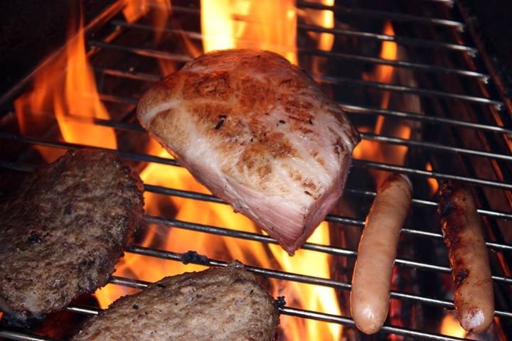 薪ストーブ料理 炎で炙る、肉とソーセージ(岩手・盛岡 D'STYLE)