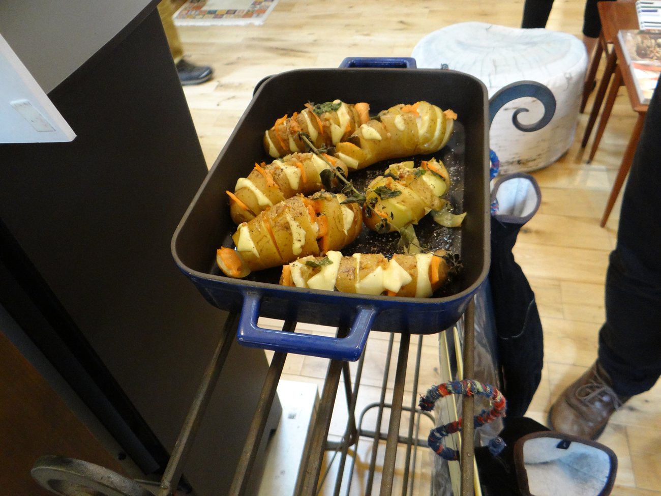 薪ストーブ料理 ハッセルバックポテト。じっくり火が通る(岩手・盛岡 D'STYLE)