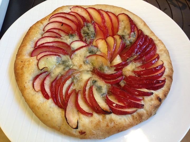 薪ストーブで焼いたピザ(写真:D'STYLE)