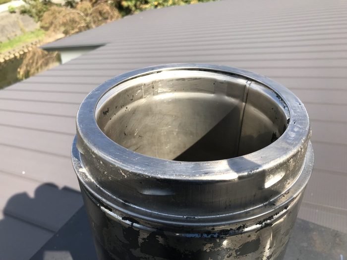 掃除後:ススやタールを落とした煙突トップ