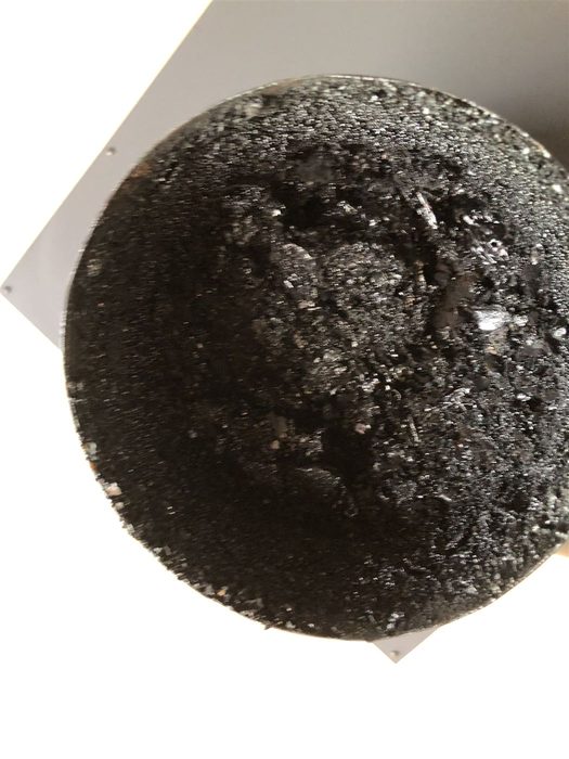 煤がびっしり付いた煙突トップ(掃除前)