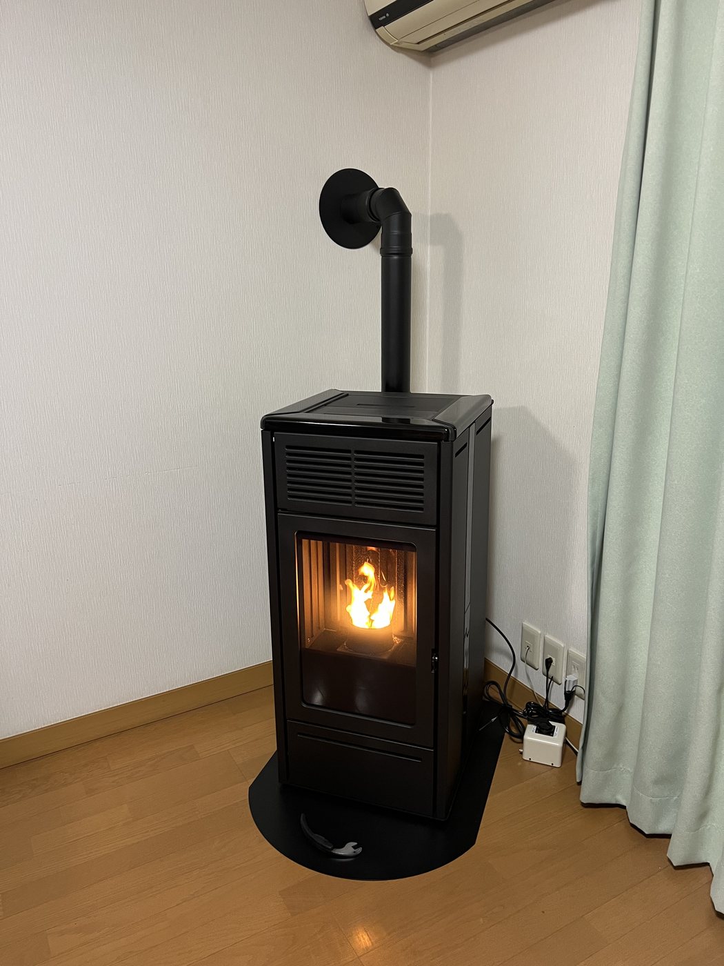 D'STYLE ペレットストーブ施工事例 壁ぎわにコンパクトに