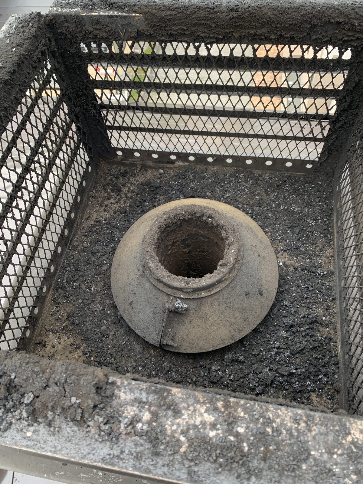 タールの付着した煙突トップ(掃除前)