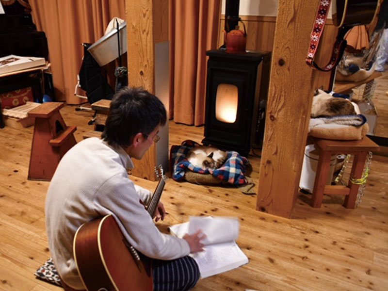 ペレットストーブのそばで音楽を楽しむ暮らし