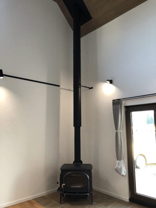 明るいリビングの薪ストーブ施工事例（岩手・盛岡）